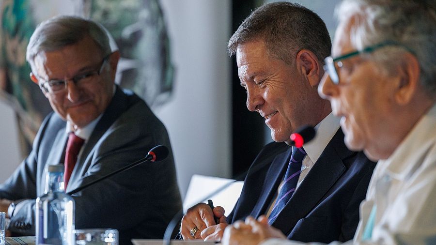 En el centro, el presidente de Castilla-La Mancha, Emiliano García-Page
