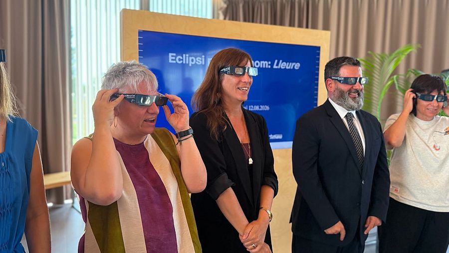 Els principals agents del programa de divulgació de l'eclipsi al lleure educatiu amb ulleres de sol homologades per veure el fenòmen astronòmic