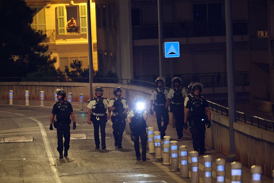 Agentes de la policía de Mónaco patrullan cerca del lugar de una explosión en un edificio residencial