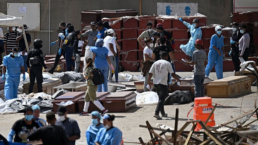 La escena de la tragedia en Venezuela: morgues improvisadas con decenas de cadáveres