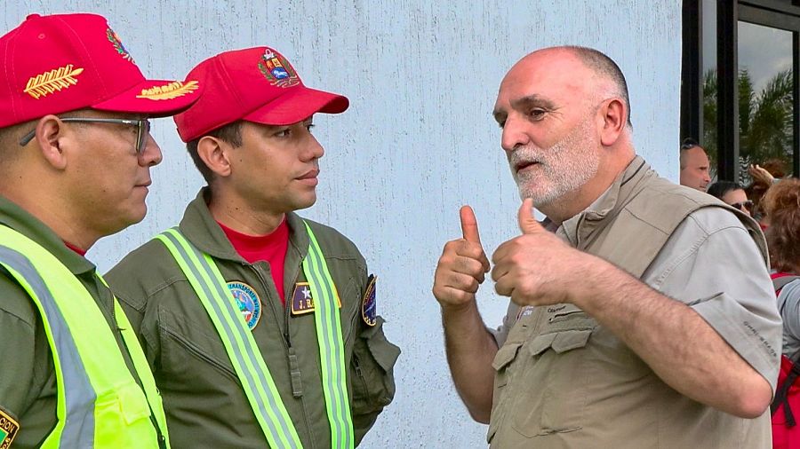El chef español José Andrés a su llegada este miércoles al aeropuerto de Valencia, en la Región Central de Venezuela,