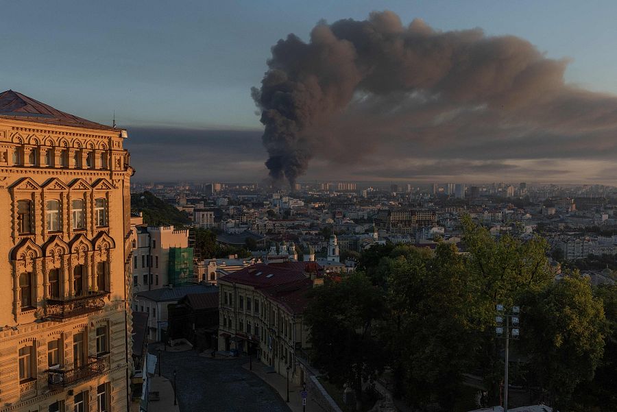 El humo se eleva sobre la ciudad tras un ataque aéreo ruso en Kyiv