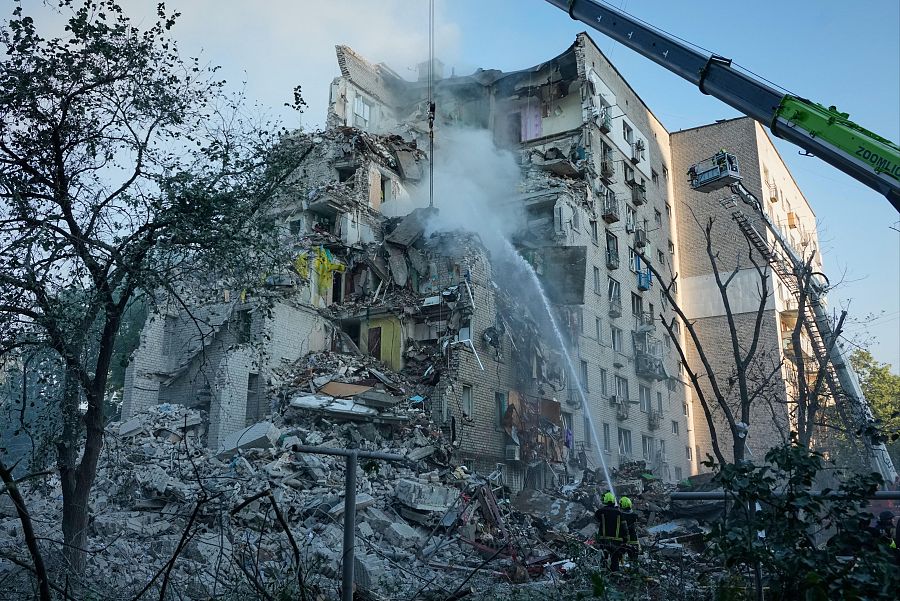 Personal de los servicios de emergencia trabaja para extinguir un incendio tras el ataque ruso en Kiev