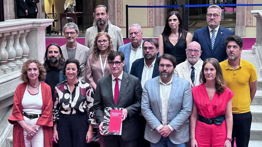 Foto de família dels partits que han donat suport als comptes pel 2026