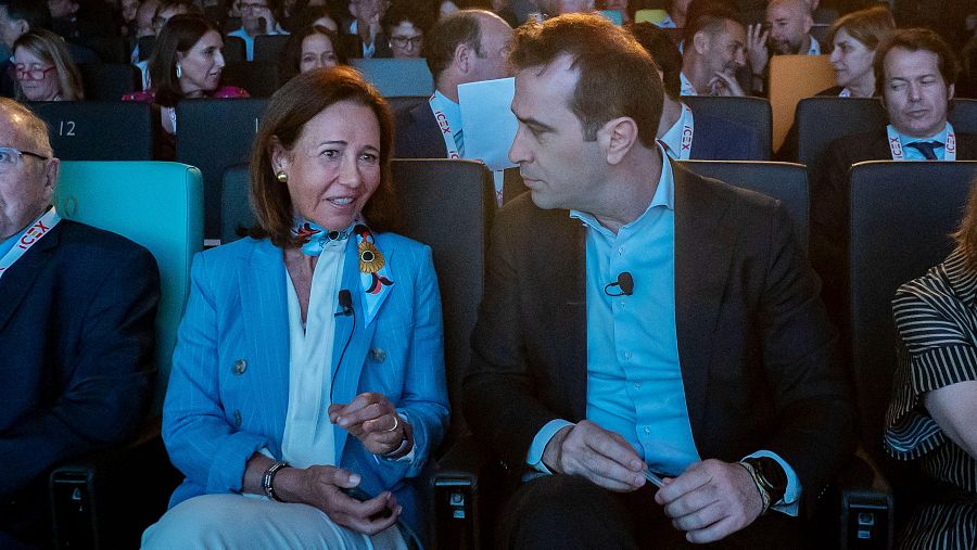 Ana Botín y Carlos Cuerpo continúan su conversación tras su participación cojunta en la mesa redonda inaugural del foro ICEX