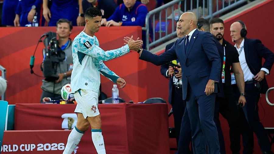 Cristiano Ronaldo saludando a Roberto Martinez en el cambio