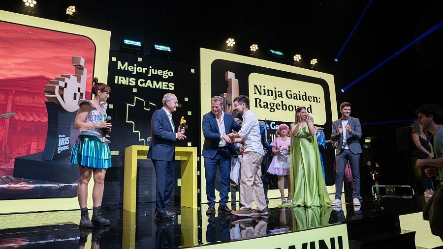 El alcalde de Málaga, Francisco de la Torre, entrega el galardón al Mejor Iris Games