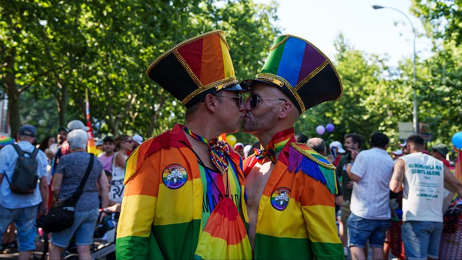 Dos hombres se besan durante la manifestación del Orgullo en Madrid