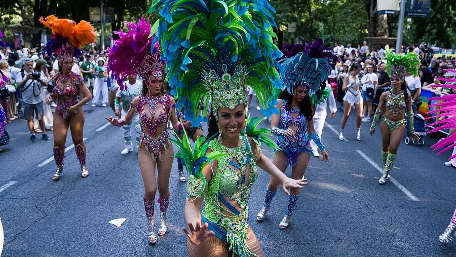 Varias personas bailan durante la manifestación del Orgullo