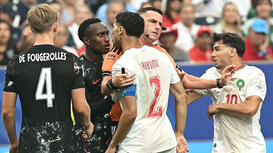 Achraf Hakimi y Richie Laryea en un encontronazo durante el Canadá - Marruecos del Mundial 2026