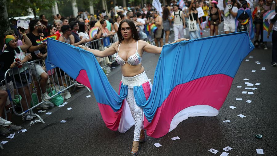 Ambiente durante la manifestación del Orgullo en Madrid