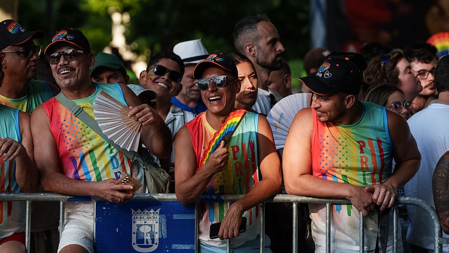 Ambiente durante la manifestación del Orgullo en Madrid