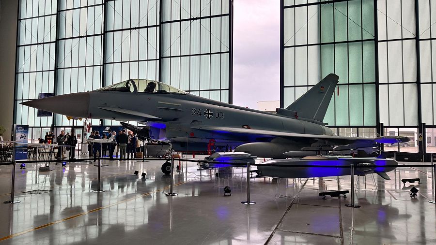 Armarse para la paz: cómo Europa invierte en disuasión Exposición de la última versión del cazabombardero Eurofighter de la fuerza aérea alemana en la base de Manching, Alemania