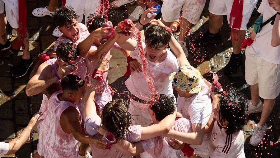 Lanzamiento de vino en los momentos previos al comienzo oficial de los nueve días de fiestas