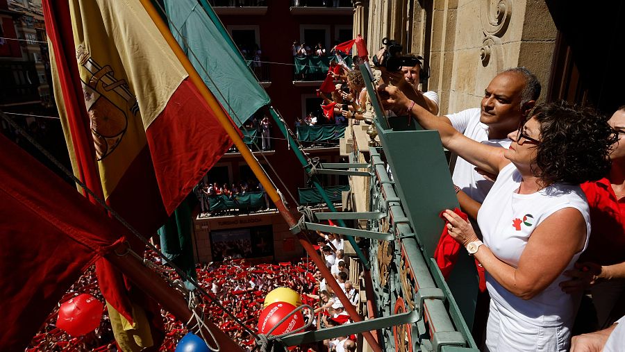 Los sanitarios Clint Jean Louis Fernández y Araceli Sergio dan el Chupinazo en el balcón del Ayuntamiento
