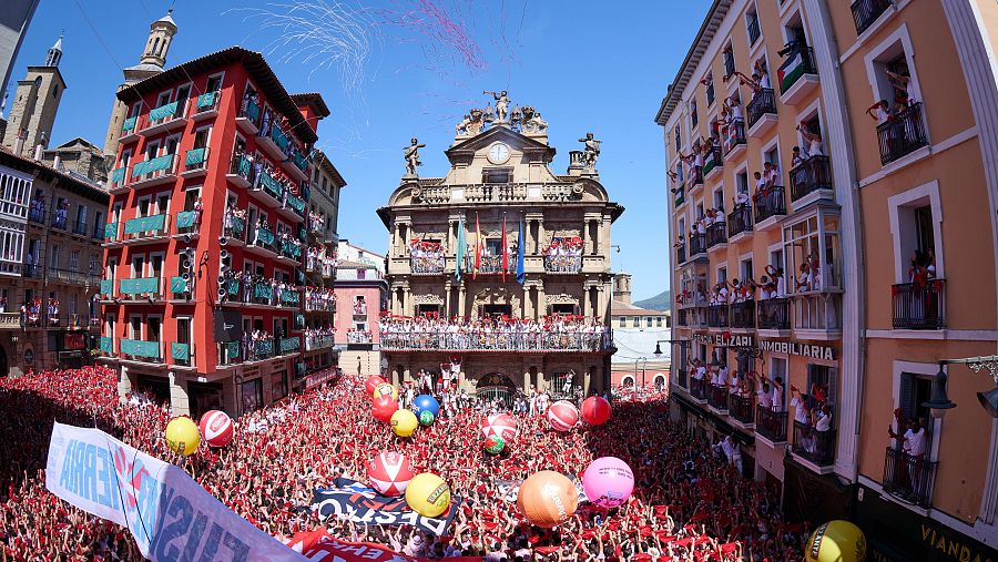 Explosión de color y alegría tras el lanzamiento del Chupinazo