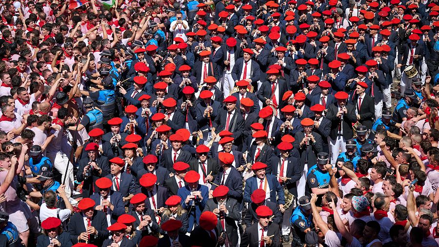La banda de música se abre paso entre un amplio dispositivo policial
