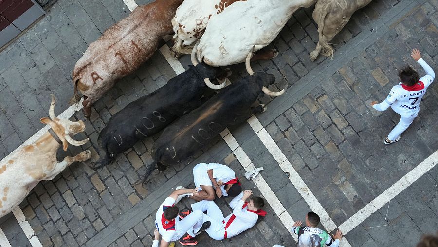 Los toros del primer encierro a su paso por la calle de la Estafeta
