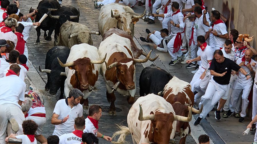 Tramo de plaza del ayuntamiento durante el primer encierro de los Sanfermines de 2026