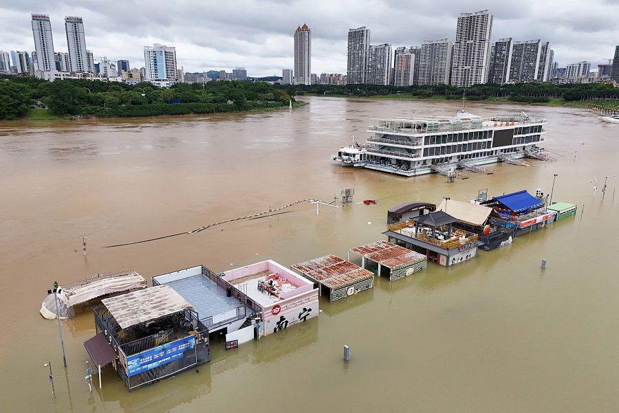 Un parque ribereño se ve inundado por la crecida provocada por el tifón Maysak en Nannin, en el sur de China