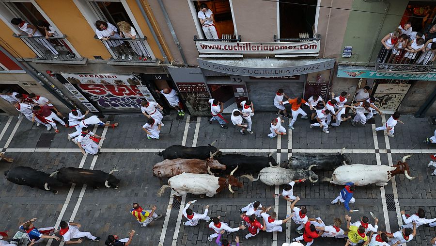 Los balcones de Pamplona se llenan para presenciar el segundo encierro