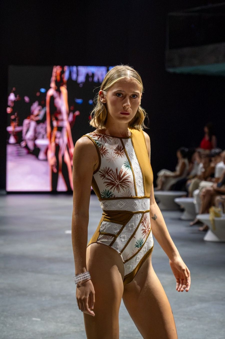 Modelo en pasarela con una prenda de Rizoma, colección galardonada de Josu Santos
