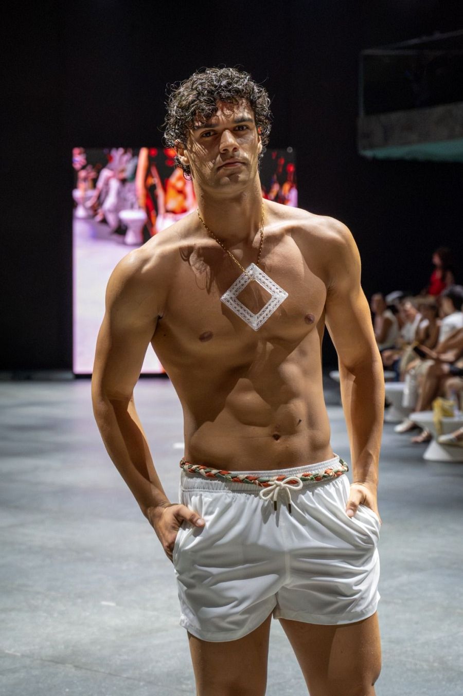 Modelo en pasarela vestido de Rizoma, colección galardonada de Josu Santos