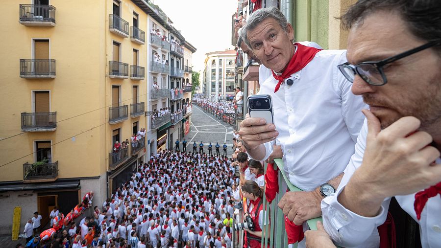 El líder del PP, Alberto Núñez Feijóo, ataviado con la típica vestimenta pamplonica