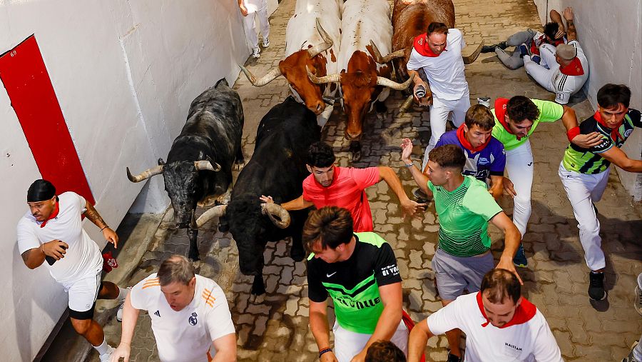 Los toros y los corredores entran en la plaza al final del encierro