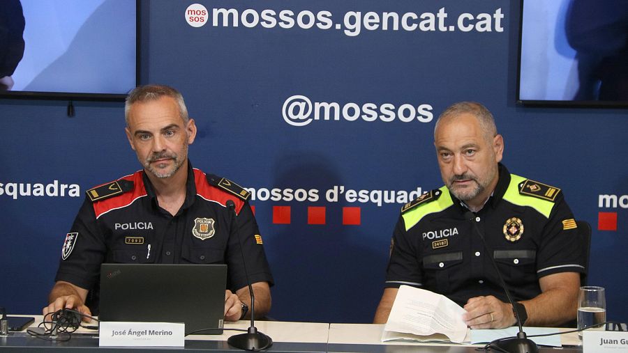 L'inspector de la DIC, José Ángel Merino, i l'intendent de la Guàrdia Urbana, Juan Guzmán, en roda de premsa a la comissaria dels Mossos de les Corts