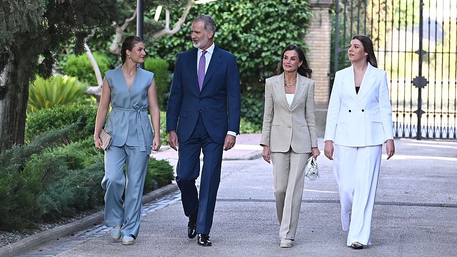 La infanta Sofía, acompañada por los reyes Felipe VI y Letizia, y la princesa Leonor a su llegada a la entrega de las ayudas 'Docentes Referentes'.