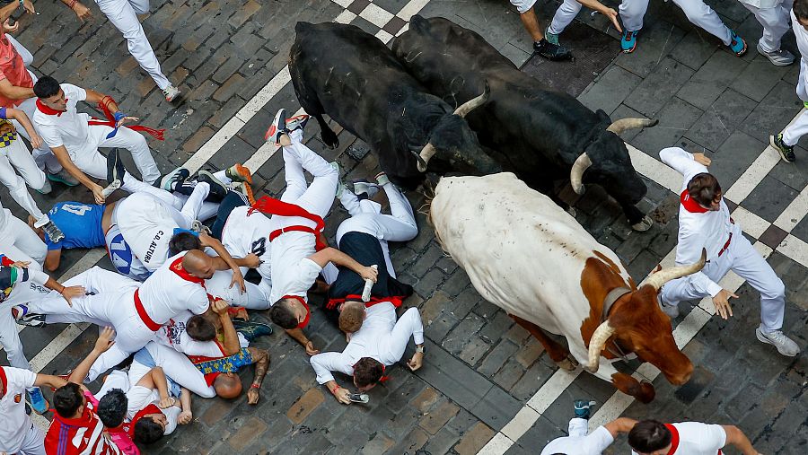 La manada a su paso por la calle de la Estafeta