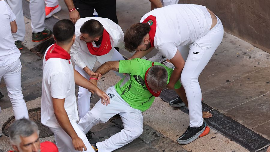 Un mozo sufre una caída durante el tercer encierro de los Sanfermines