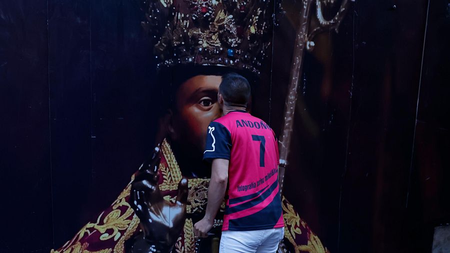 Un mozo le reza a San Fermín antes del inicio del tercer encierro