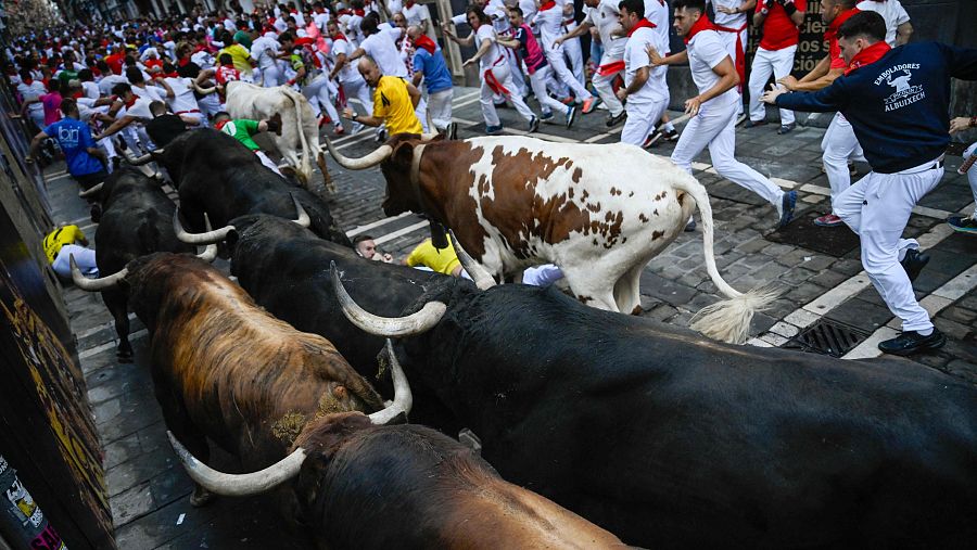 Los participantes corren delante de los toros de la ganadería Victoriano del Río