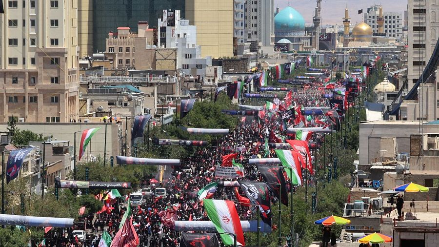 Los fieles se reúnen frente al mausoleo del Imán Reza, donde enterrarán a Alí Jameneí
