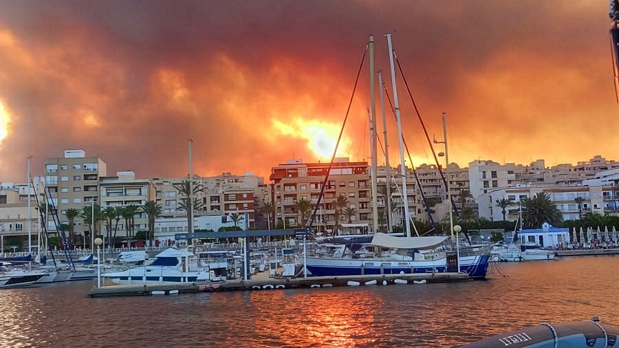 El incendio de Los Gallardos visto desde el puerto de Garrucha