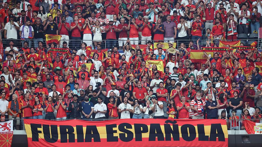 Aficionados de España anima a su equipo este lunes, en un partido de los octavos de final del Mundial de la FIFA 2026 entre Portugal y España en el estadio AT&T en Arlington (Estados Unidos)