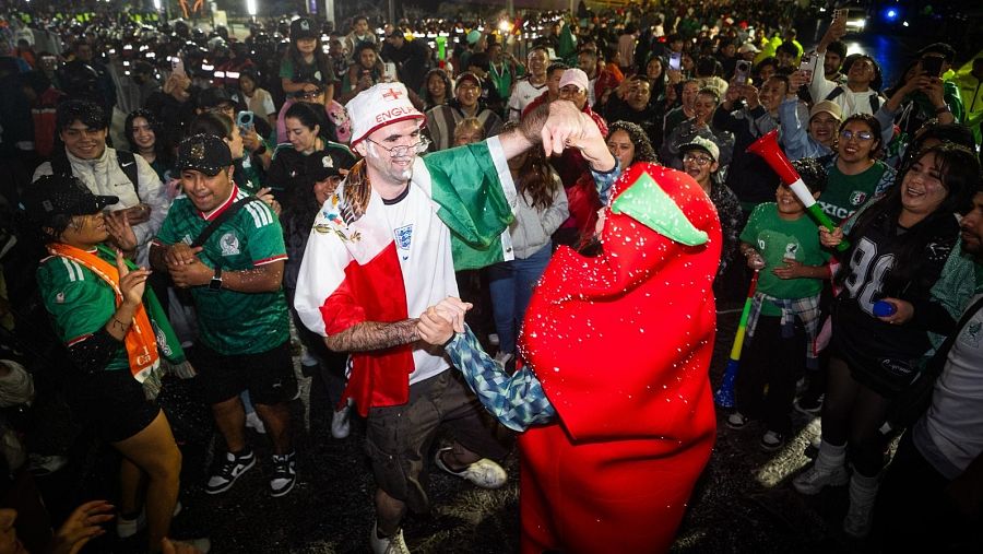 Un aficionado inglés baila con seguidores mexicanos a las afueras del Estadio Ciudad de México tras el partido de octavos de final del Mundial de la FIFA 2026 entre México e Inglaterra.