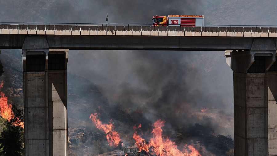 Un camión de bomberos en un puente, en el área de Los Gallardos.