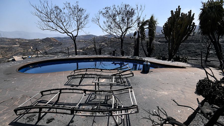 Imagen de una terraza, con elementos calcinados.