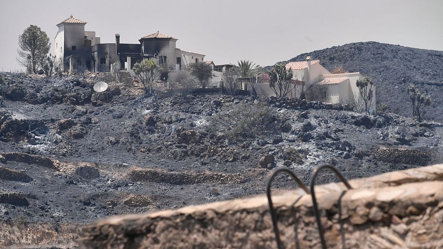 A lo lejos, una casa calcinada en el incendio forestal que afecta a la provincia de Almería.