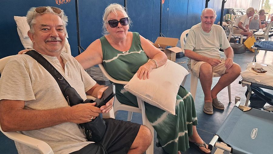 Lorraine posa con su hermano Steve y su marido Mal, en el pabellón de Garrucha, donde les han realojado por el incendio