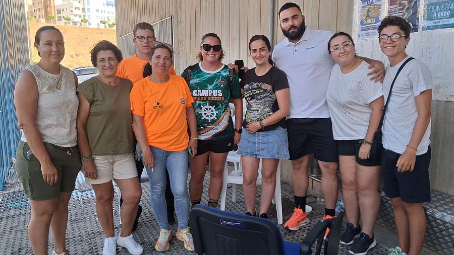 Grupo de voluntarios en el Pabellón de Garrucha, reciben a los afectados por el incendio de Almería