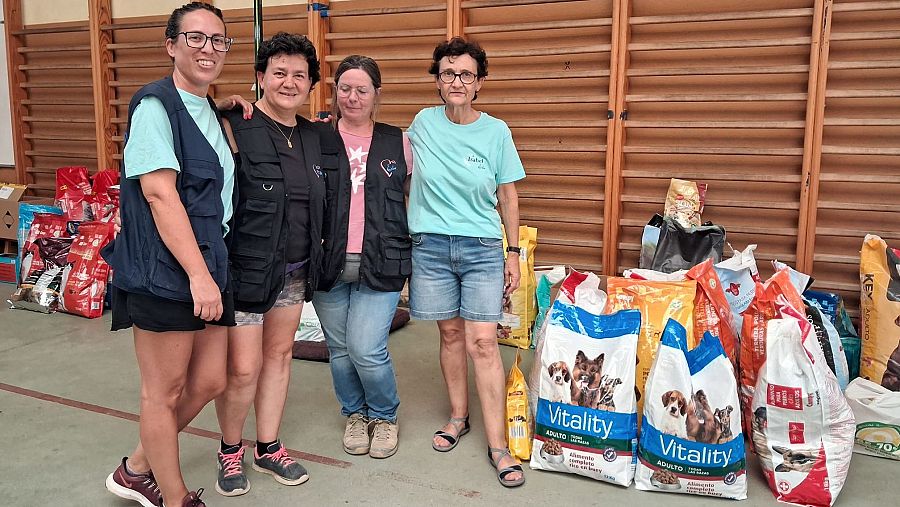 Voluntarias de la Asociación Eleos recogen comida para los animales afectados por el incendio de Almería