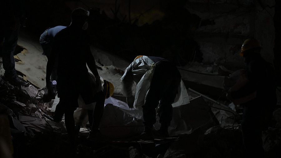Miembros de los equipos forenses recuperan cuerpos en Caraballeda, en el estado venezolano de La Guaira, el 10 de julio de 2026, tras los terremotos del 24 de junio.