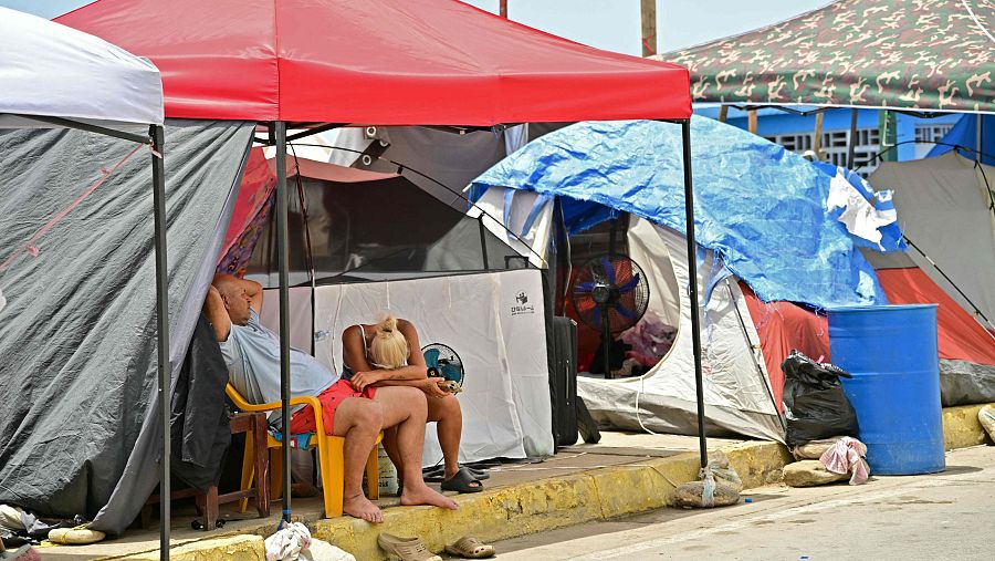 Personas acampan en Playa Grande, en Catia La Mar, estado de La Guaira (Venezuela), el 9 de julio de 2026.