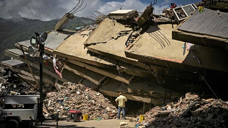 Equipos de rescate venezolanos buscan víctimas entre los escombros de un edificio destruido en Caraballeda, en el estado de La Guaira (Venezuela), el 8 de julio de 2026.