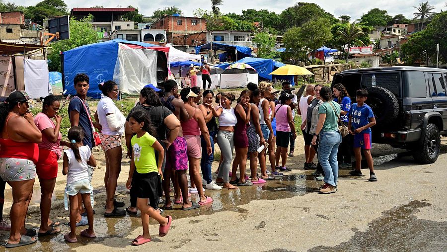Personas hacen cola para recibir ayuda humanitaria en Playa Grande, Catia La Mar, estado de La Guaira (Venezuela), el 8 de julio de 2026.