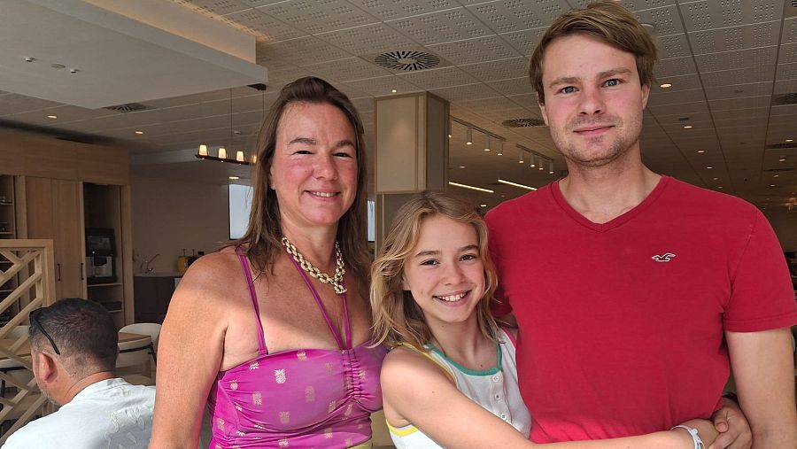 Jasper juto a su madre Tamara y su hermana Beatriz, realojados del incendio de Almería